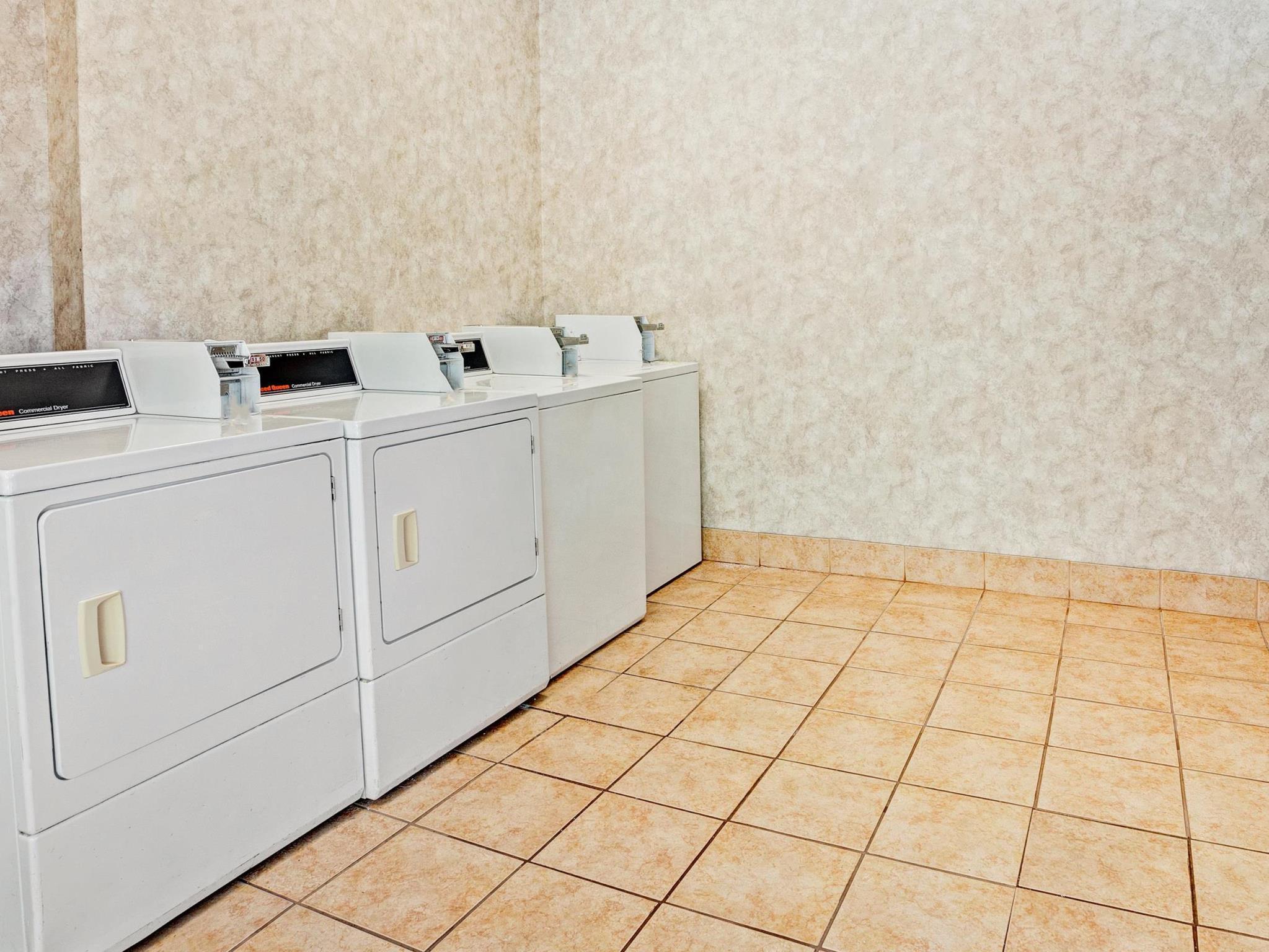 Days Inn & Suites By Wyndham Монро Екстериор снимка