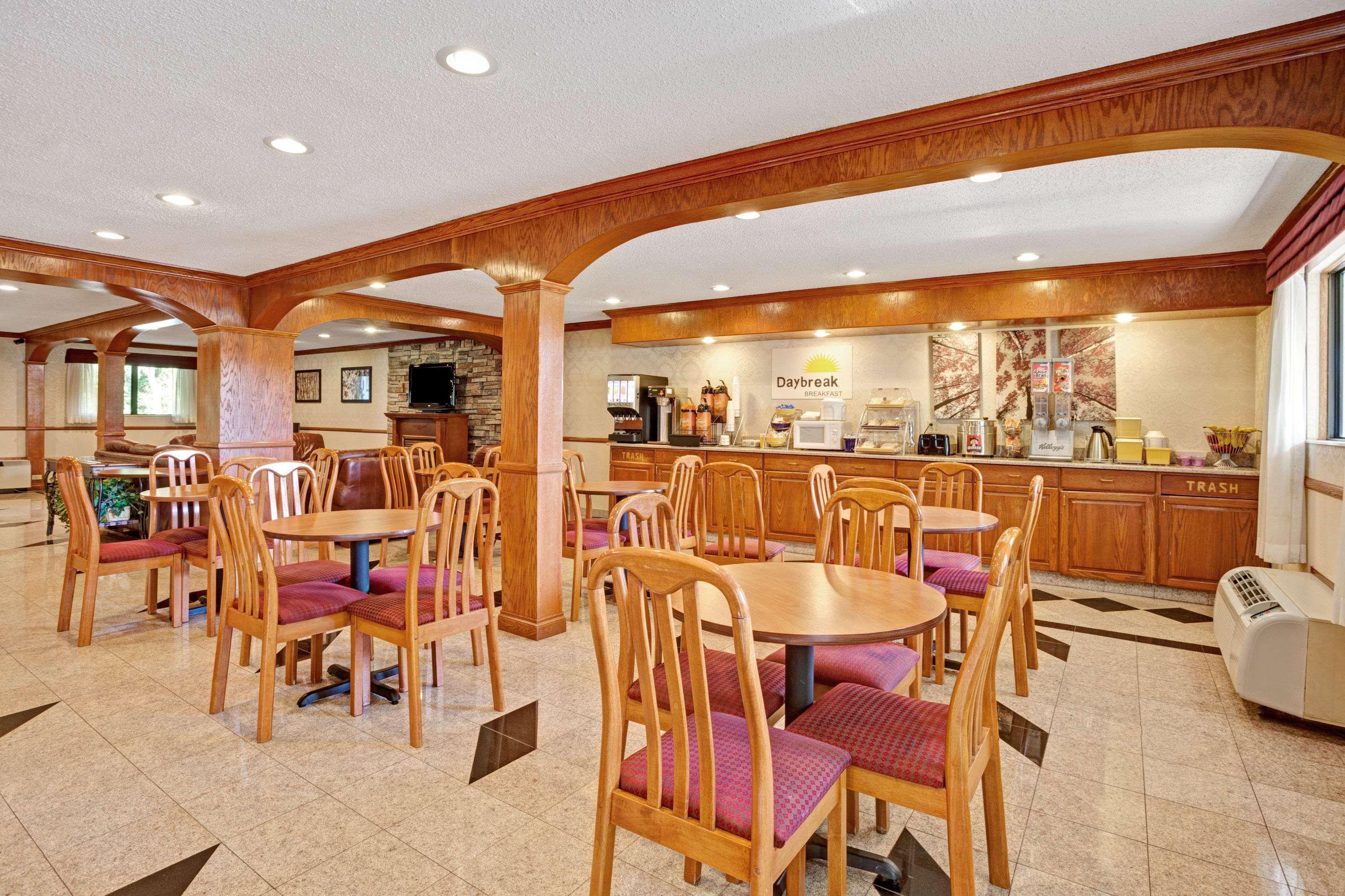 Days Inn & Suites By Wyndham Монро Екстериор снимка