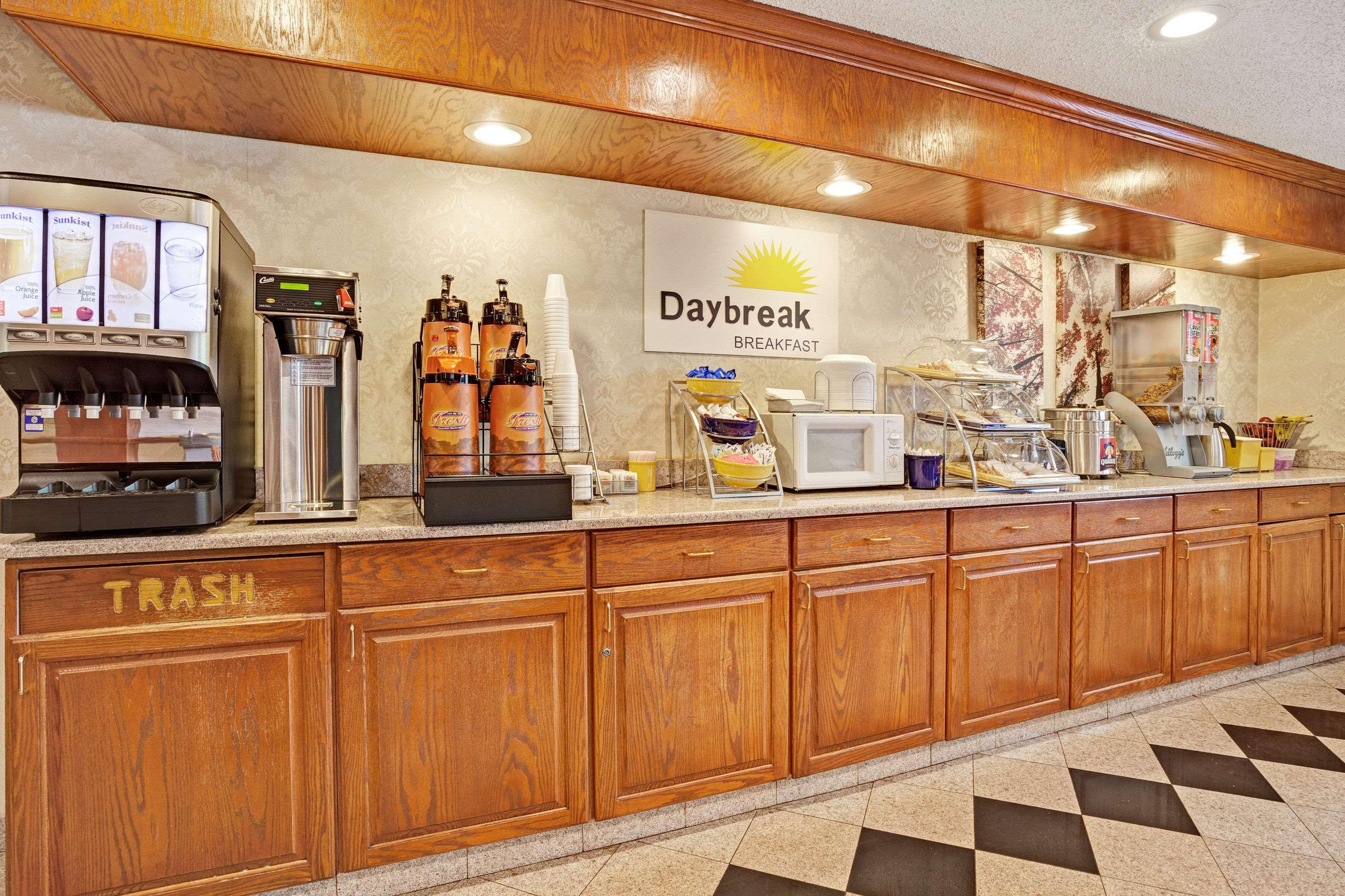 Days Inn & Suites By Wyndham Монро Екстериор снимка