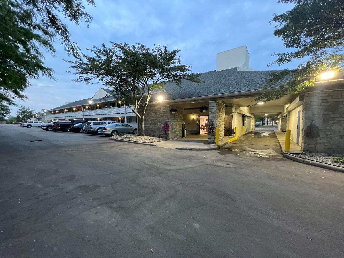 Days Inn & Suites By Wyndham Монро Екстериор снимка