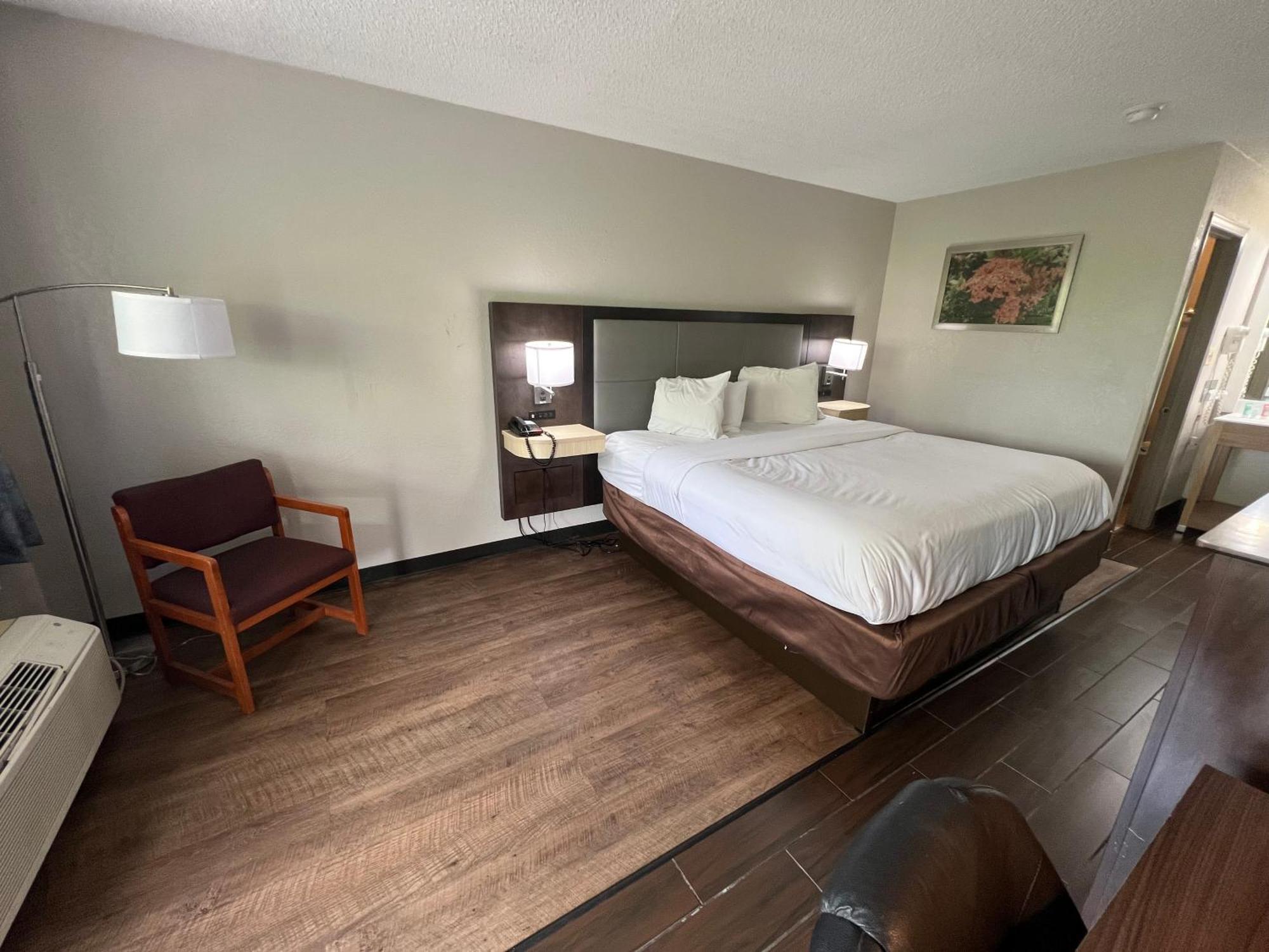 Days Inn & Suites By Wyndham Монро Екстериор снимка