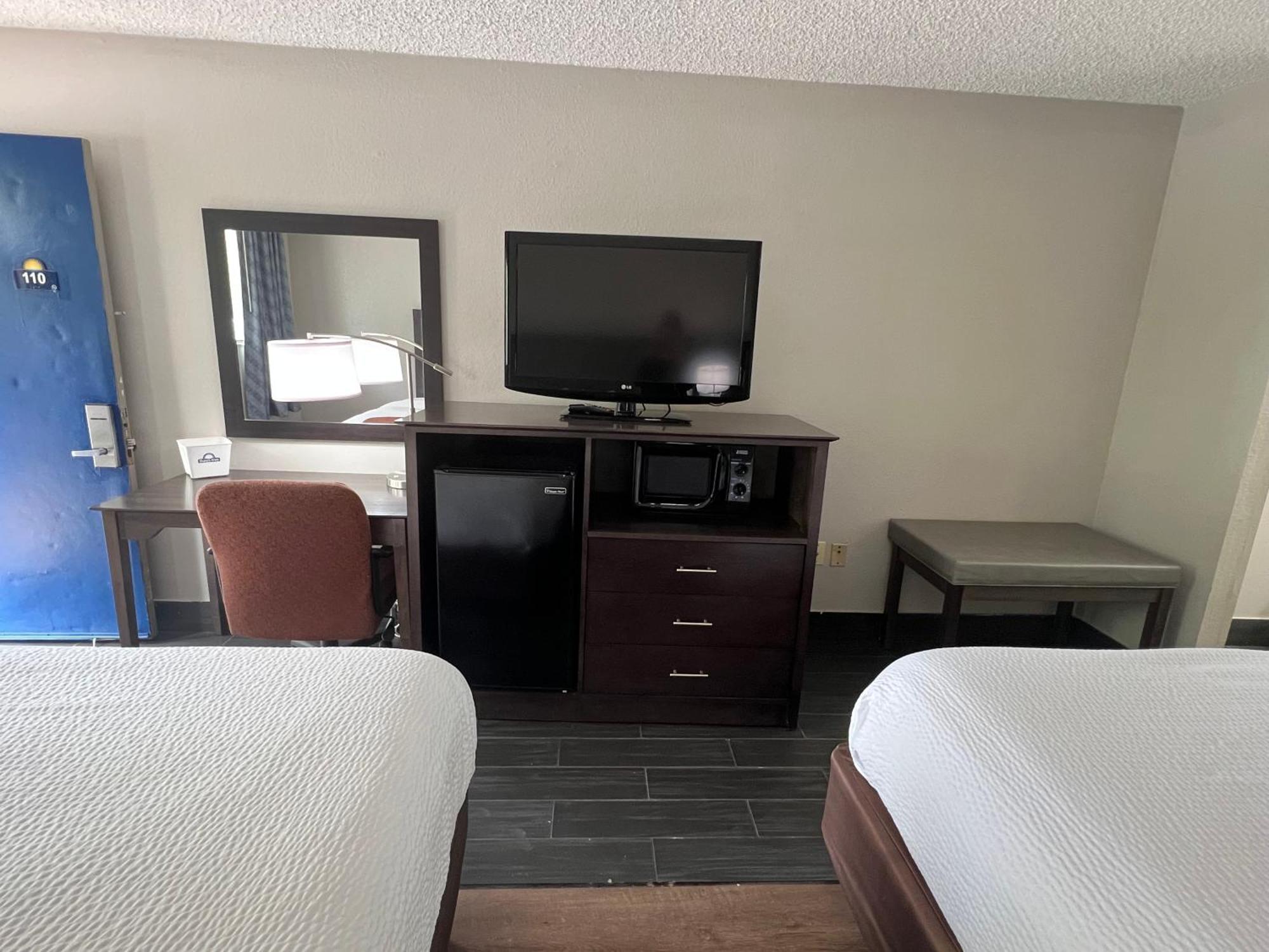 Days Inn & Suites By Wyndham Монро Екстериор снимка
