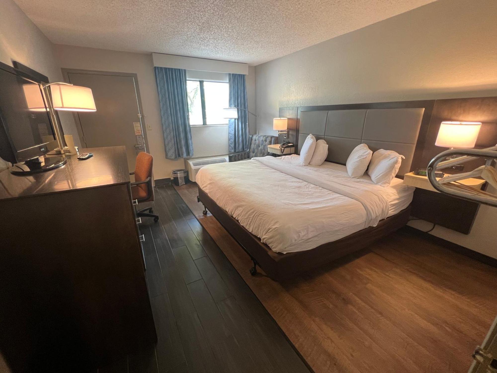 Days Inn & Suites By Wyndham Монро Екстериор снимка
