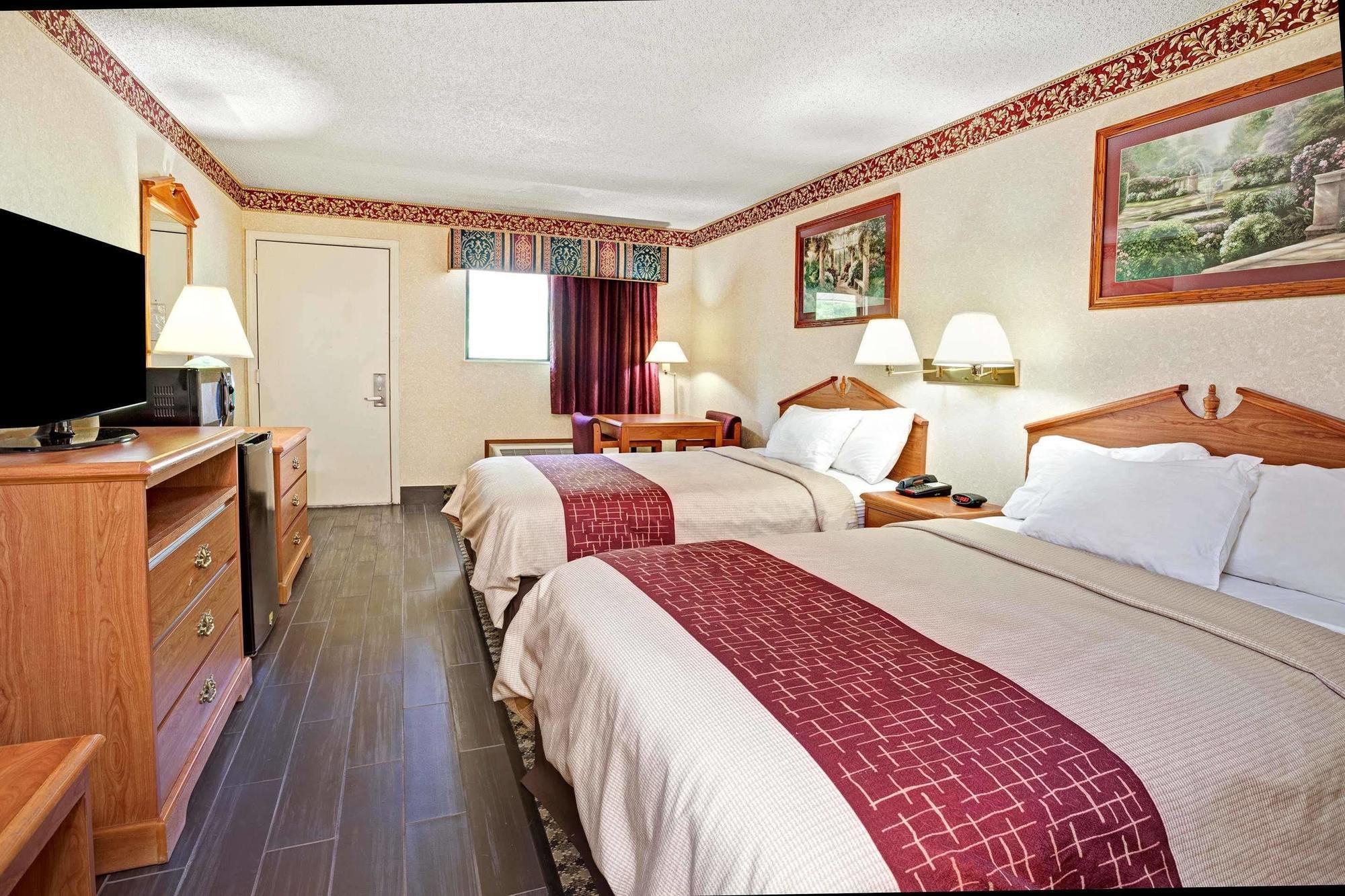 Days Inn & Suites By Wyndham Монро Екстериор снимка