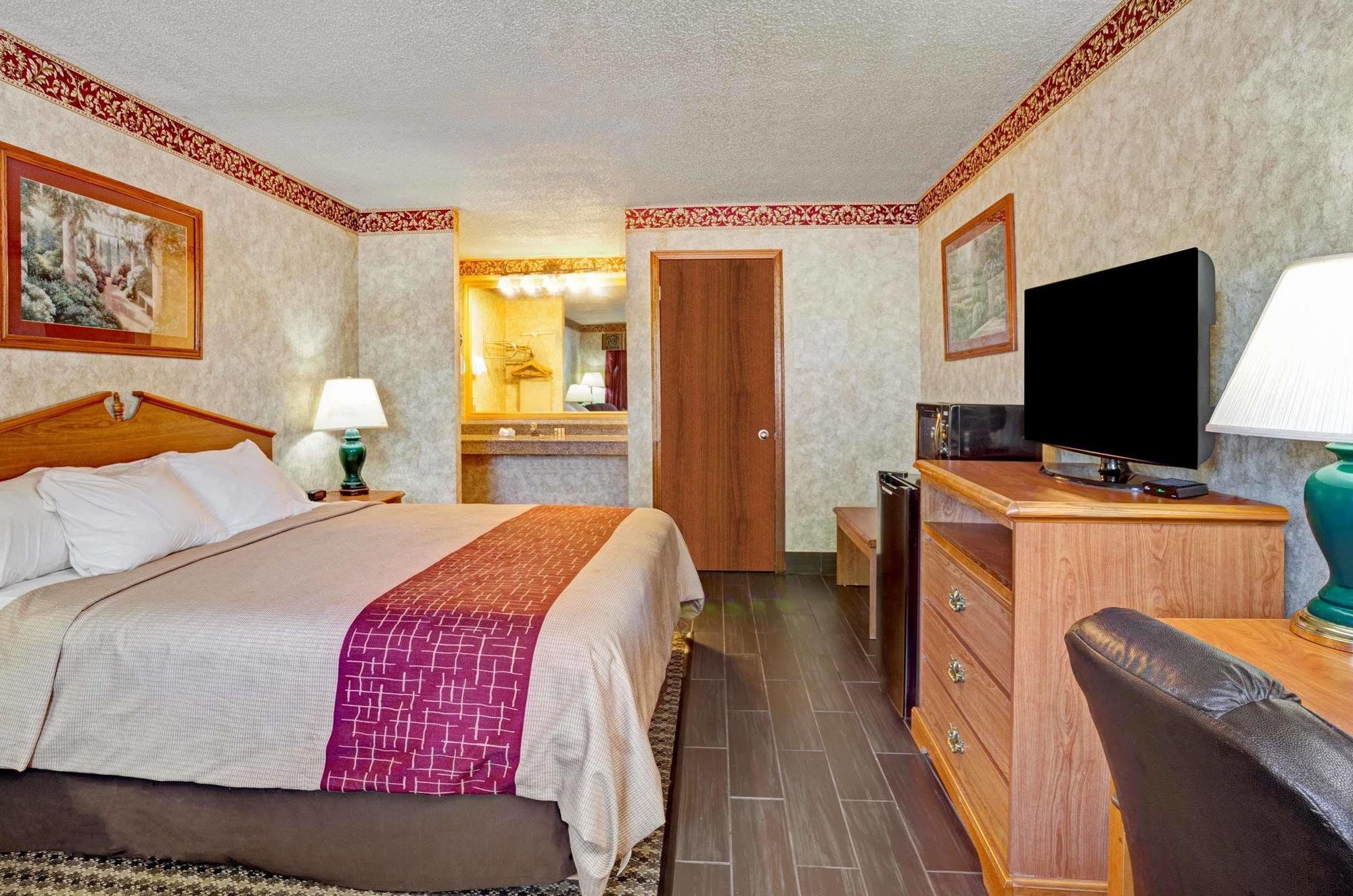 Days Inn & Suites By Wyndham Монро Екстериор снимка
