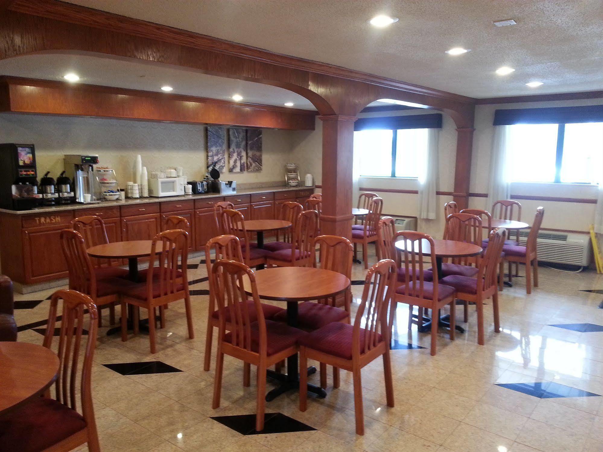 Days Inn & Suites By Wyndham Монро Екстериор снимка